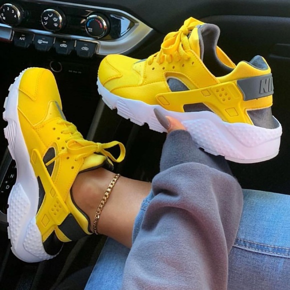 Nike Shoes - Nike Huarache run sneaker